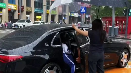 迈巴赫司机雨中截停女子硬塞伞，雨中温情与社会的冷暖思考