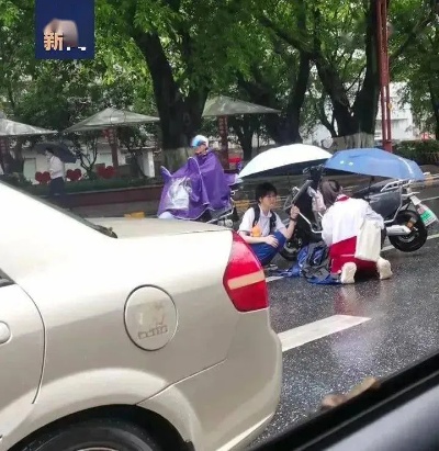 迈巴赫司机雨中截停女子硬塞伞，雨中温情与社会的冷暖思考