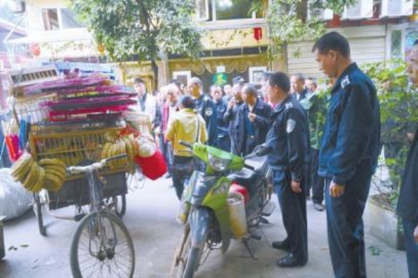 城管劝离占道商贩，泪洒街头引深思