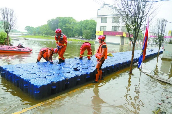 暴雨中他们筑起人形浮桥