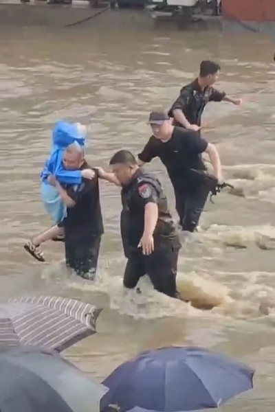 暴雨中他们筑起人形浮桥