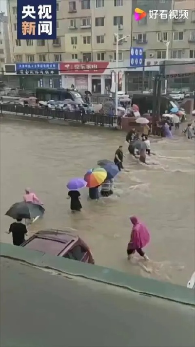 暴雨中他们筑起人形浮桥