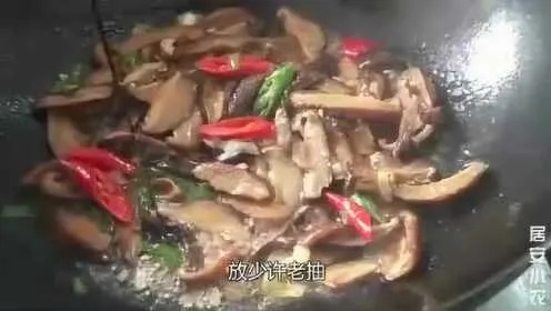 女子晒炒蘑菇视频，网友惊惧连连