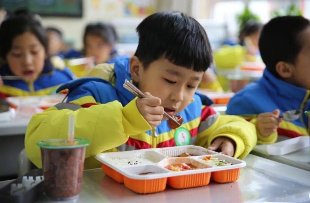 教育局回应学生被迫到操场就餐，保障学生权益，优化就餐环境