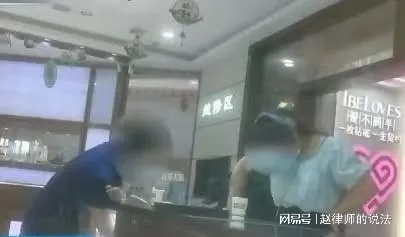 女子趁店员不注意用嘴盗走小金豆，诚信缺失下的行为反思