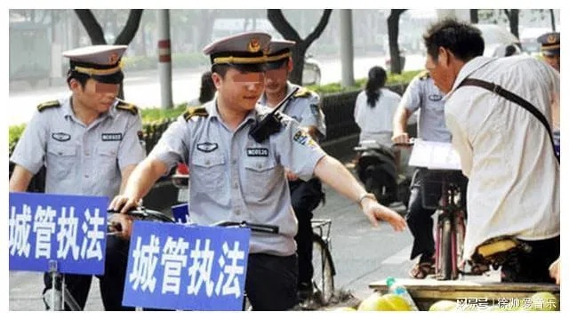 城管与大学生店员冲突被停职事件分析