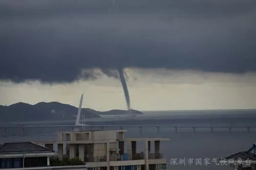 香港维多利亚湾惊现巨大水龙卷，自然之力的神秘展现