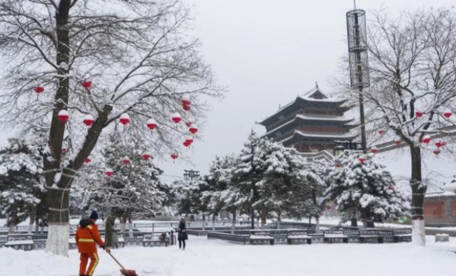 山西大同降大雪，游客白了头