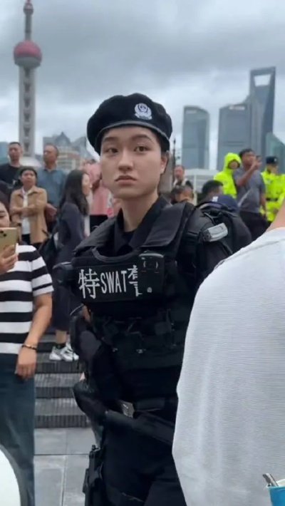 上海外滩特警小姐姐执勤，安全感拉满的时刻