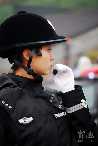 重庆街头执勤女特警火出圈