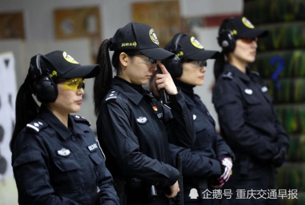 重庆街头执勤女特警火出圈