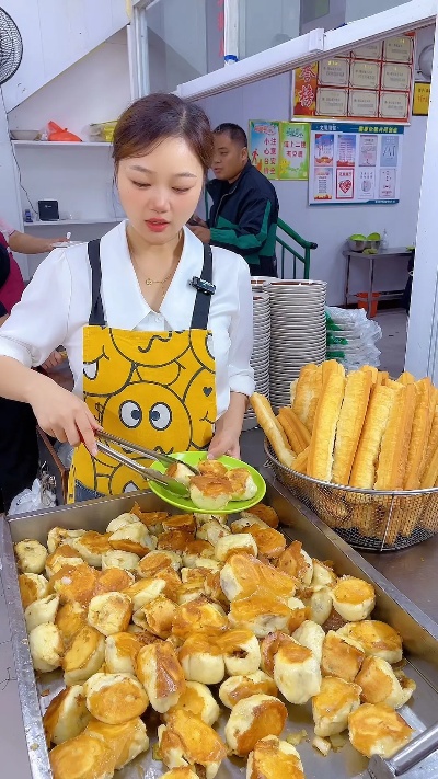 青春奋斗，一位早起的19岁女孩助力母亲卖烤牌走红