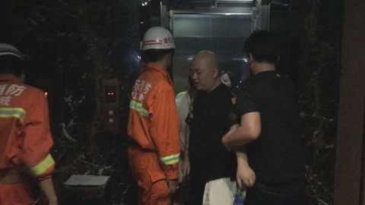 被困电梯长达一夜，58岁男子生死未卜