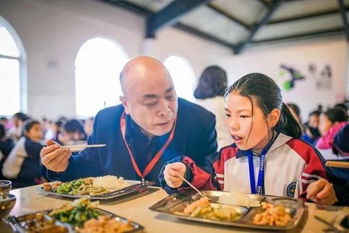 媒体之光，共餐行动，让校长与孩子共享每一餐