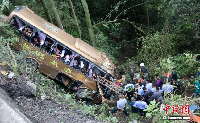 峨眉山悲剧，客车冲下山致3死2伤，安全警钟长鸣