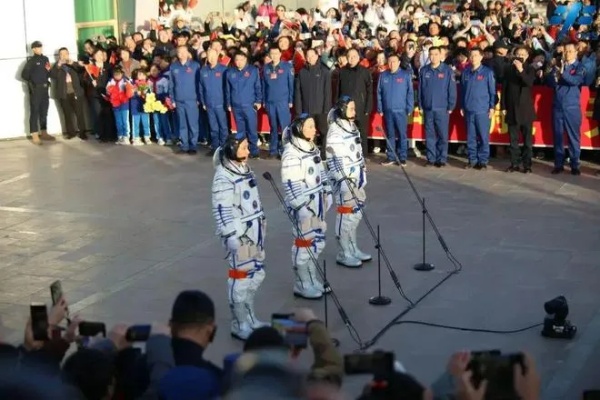 回顾神十九乘组出征太空，勇探宇宙，再启新篇