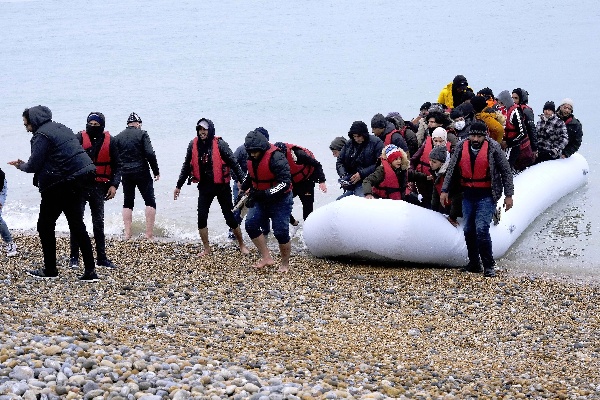 今年超3万人经英吉利海峡偷渡至英国，背后的挑战与应对之策