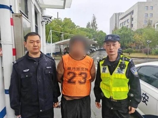 男子到警局求证 却意外发现自己成为网上逃犯