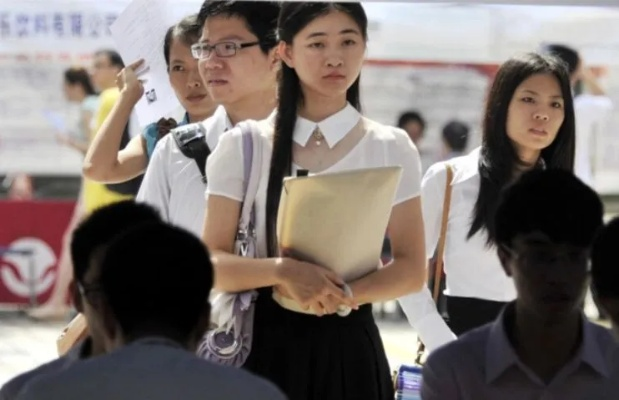 女学生求职遭夸漂亮引发思考