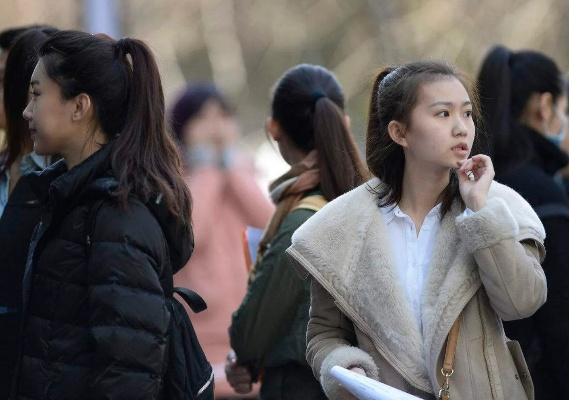 女学生求职遭夸漂亮引发思考