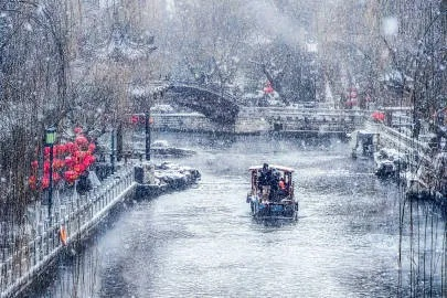 山东多地迎来今冬初雪，感受冬日之美与应对之策