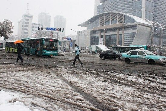 济南暴雪引发交通困境，如何应对恶劣天气下的驾驶挑战