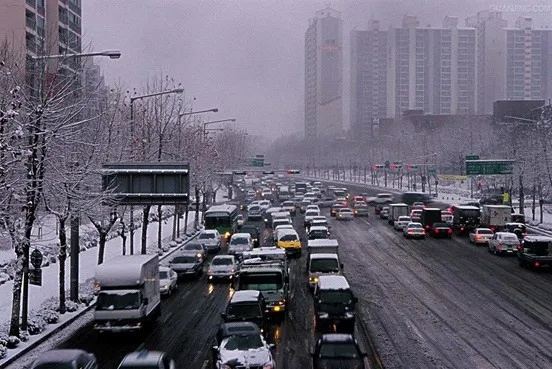 济南暴雪引发交通困境，如何应对恶劣天气下的驾驶挑战