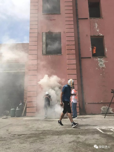 神同步！三人接力灭火器瞬间扑灭大火