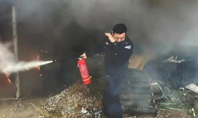 神同步！三人接力灭火器瞬间扑灭大火